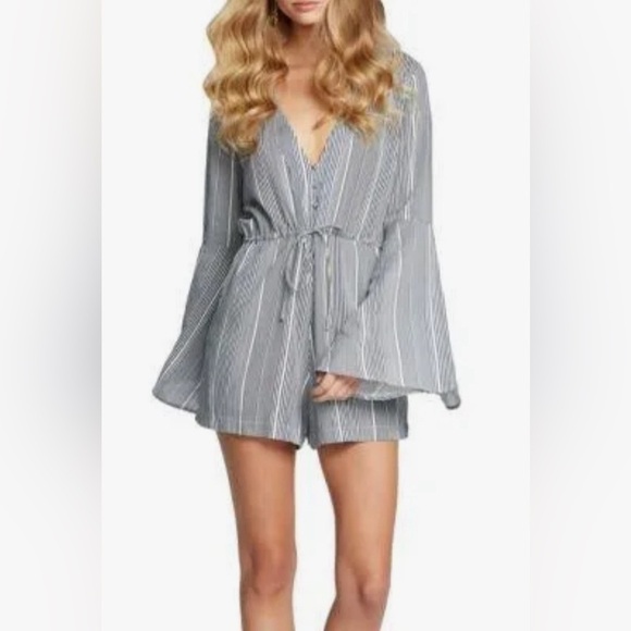 NWT Jessica Simpson Cambrea Striped Print V-Neck Romper in Gray & White Sz S - Picture 2 of 13